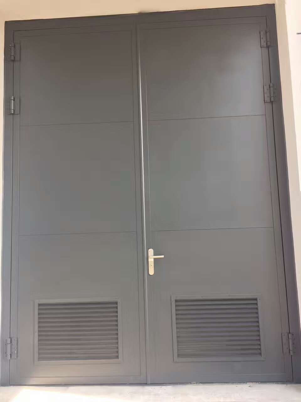 鋼質大門